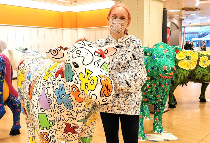 Artist Tori Woolley with Moodle Yoodle at the Cows About Cambridge VIP launch